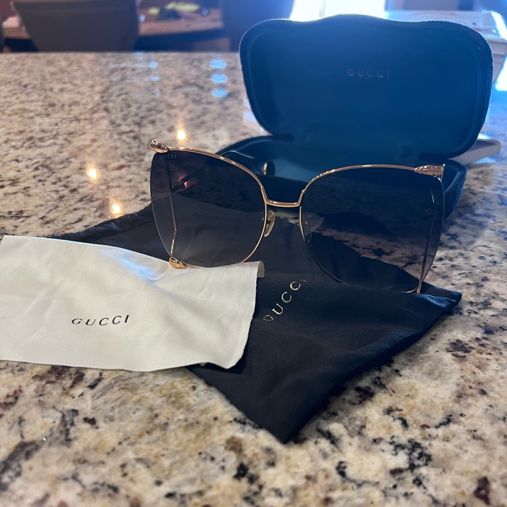 Gucci Women's Sunglasses with Gold Frame and Black Lenses - Picture 2 of 4